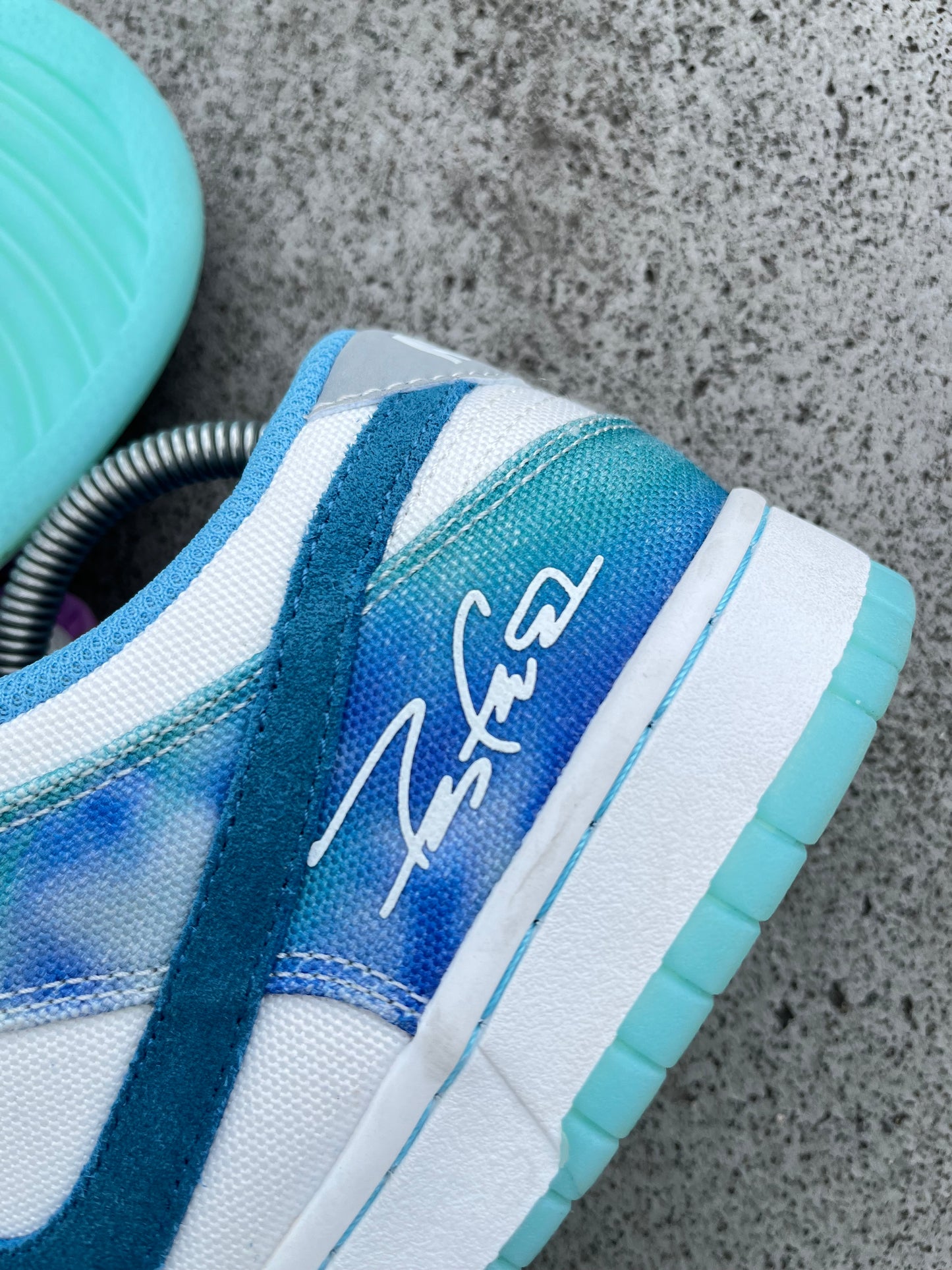 Nike SB Dunk Low x Futura Laboratories
White and Geode Teal