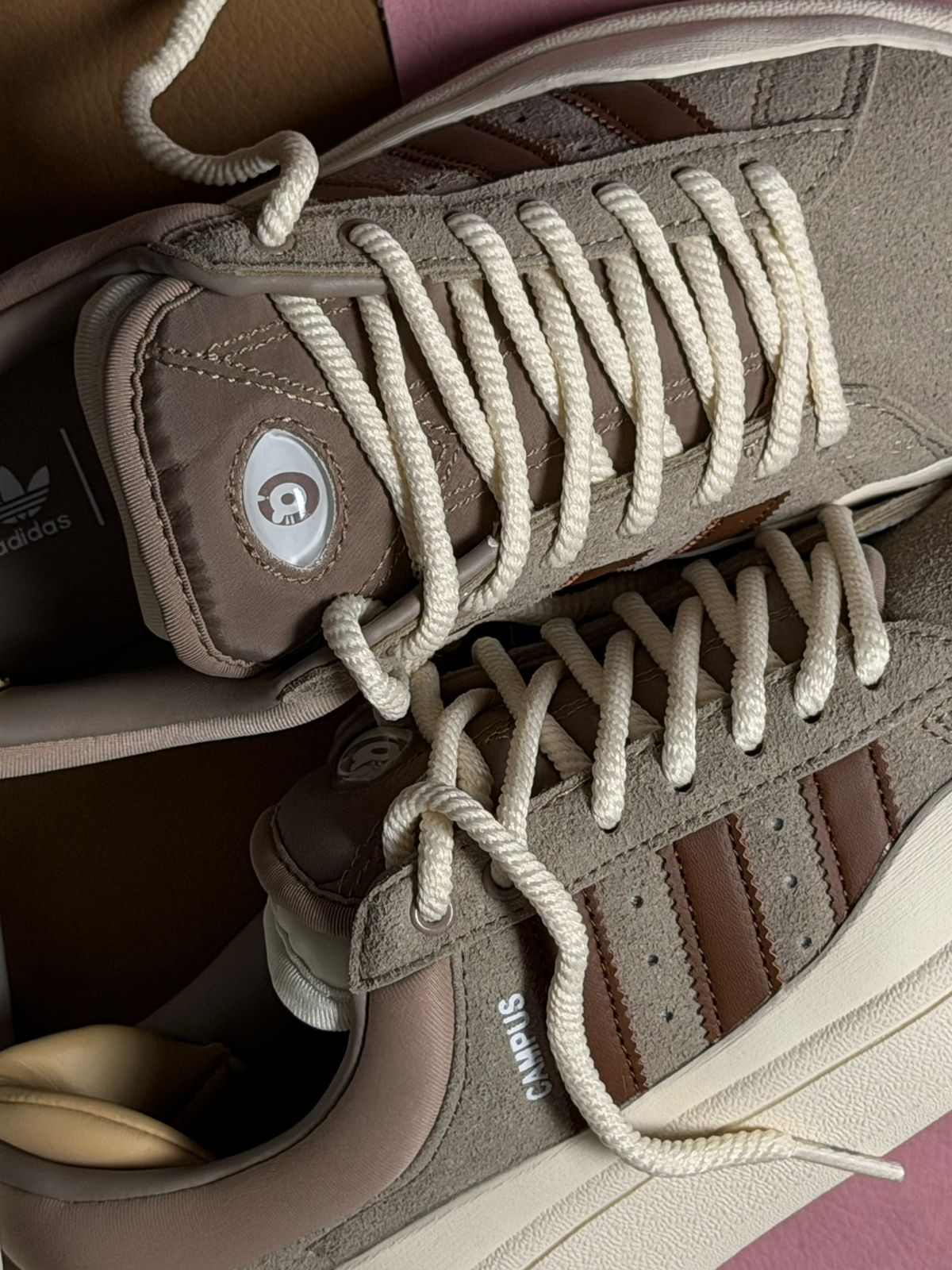 Adidas Campus x Bad Bunny Chalky Brown detalle