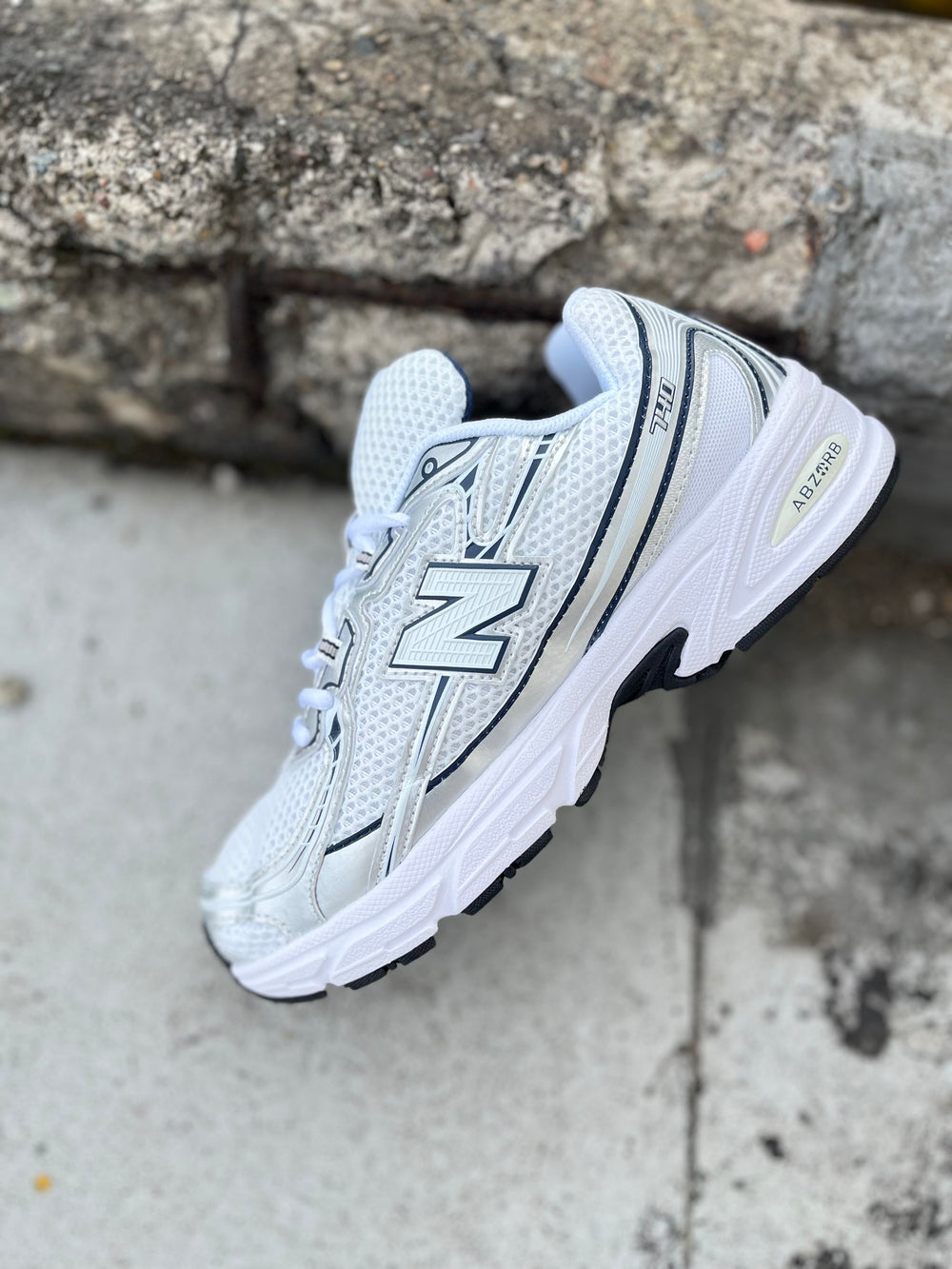New Balance 740