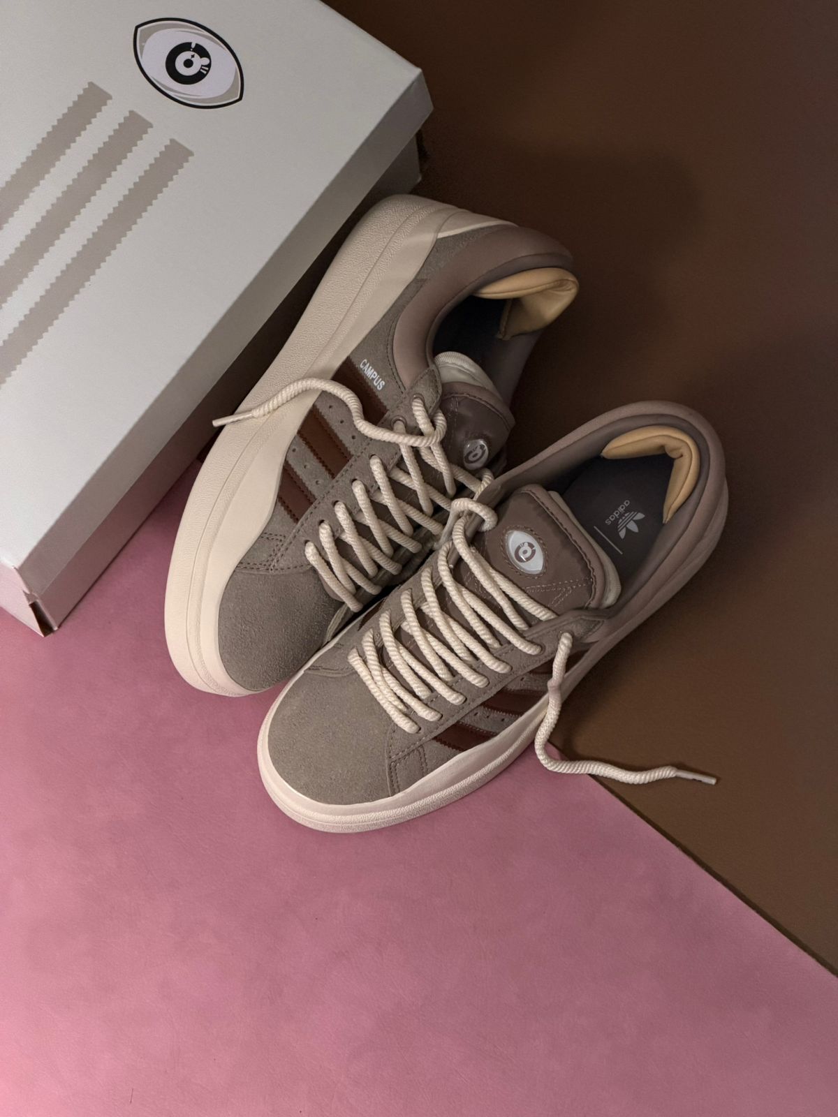 Adidas Campus x Bad Bunny Chalky Brown vista superior