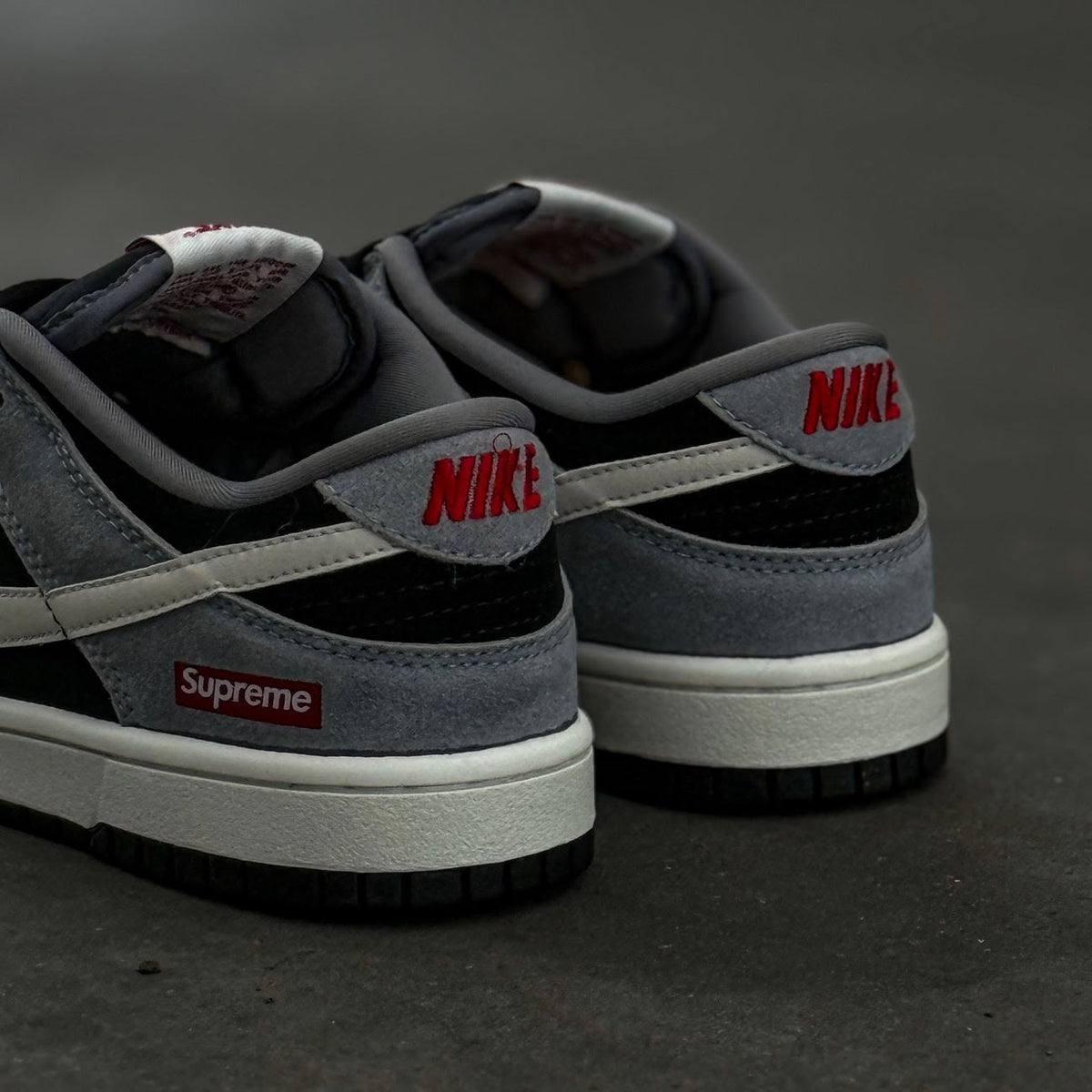 Nike SB Dunk Low x Supreme Black Grey talón