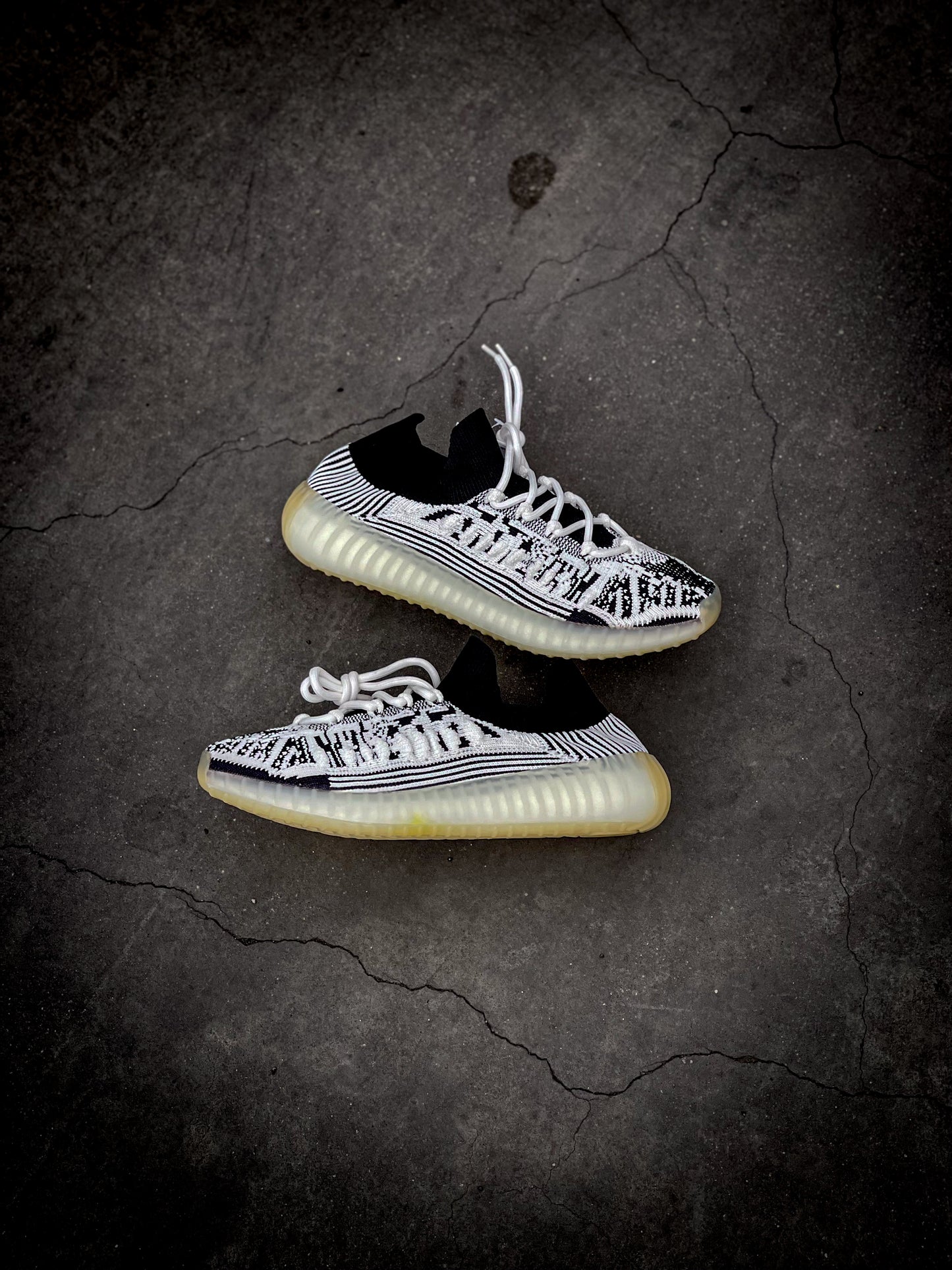 Adidas Yeezy 350 V2 Compacta 2024.
